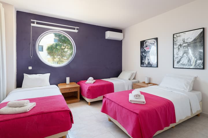 Втора спална соба со 3 единечни кревети. Претставена од StayonRhodes