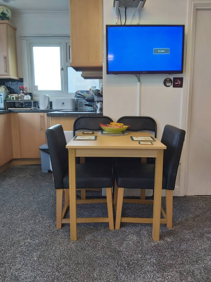 Სასადილო მაგიდა და ტელევიზორი