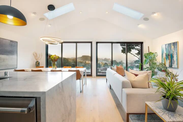 Film-Featured Hilltop 4BR Villa | City View+Nature gallery image 2