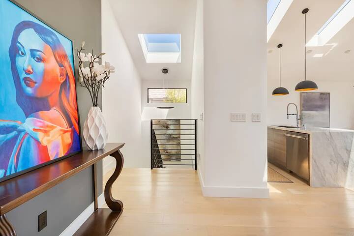 Film-Featured Hilltop 4BR Villa | City View+Nature gallery image 3