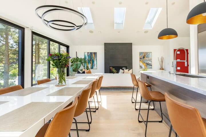 Film-Featured Hilltop 4BR Villa | City View+Nature gallery image 4