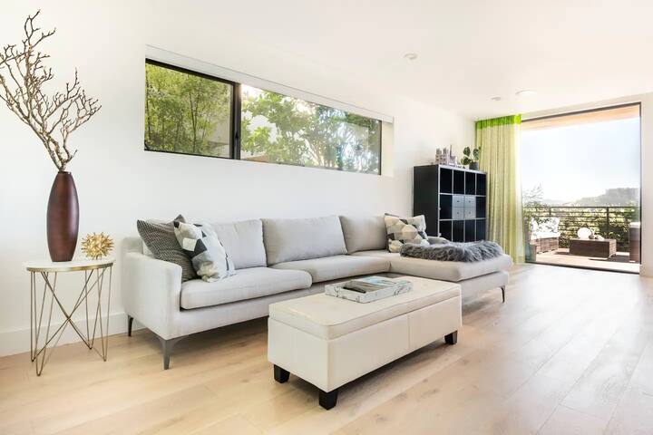 Film-Featured Hilltop 4BR Villa | City View+Nature gallery image 5