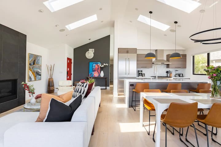 Film-Featured Hilltop 4BR Villa | City View+Nature