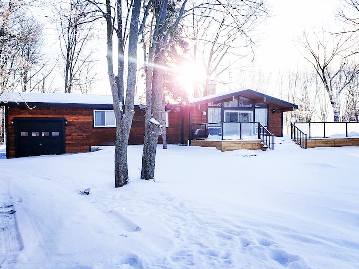 Bluebird Cottage on the Lake Waterfront Casino Cottages for Rent in Orillia, Ontario