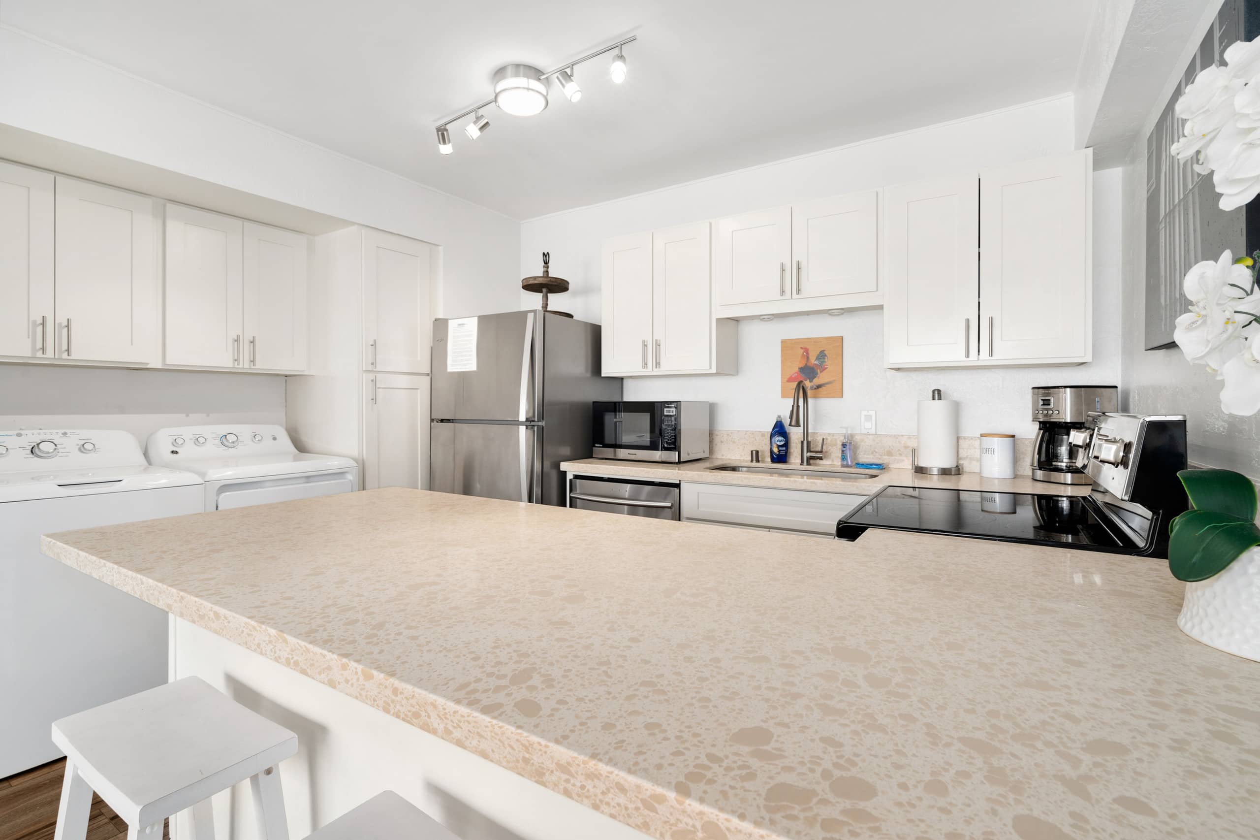 Condo in Honolulu · ★4.83 · 2 bedrooms · 3 beds · 2 baths - Image 10