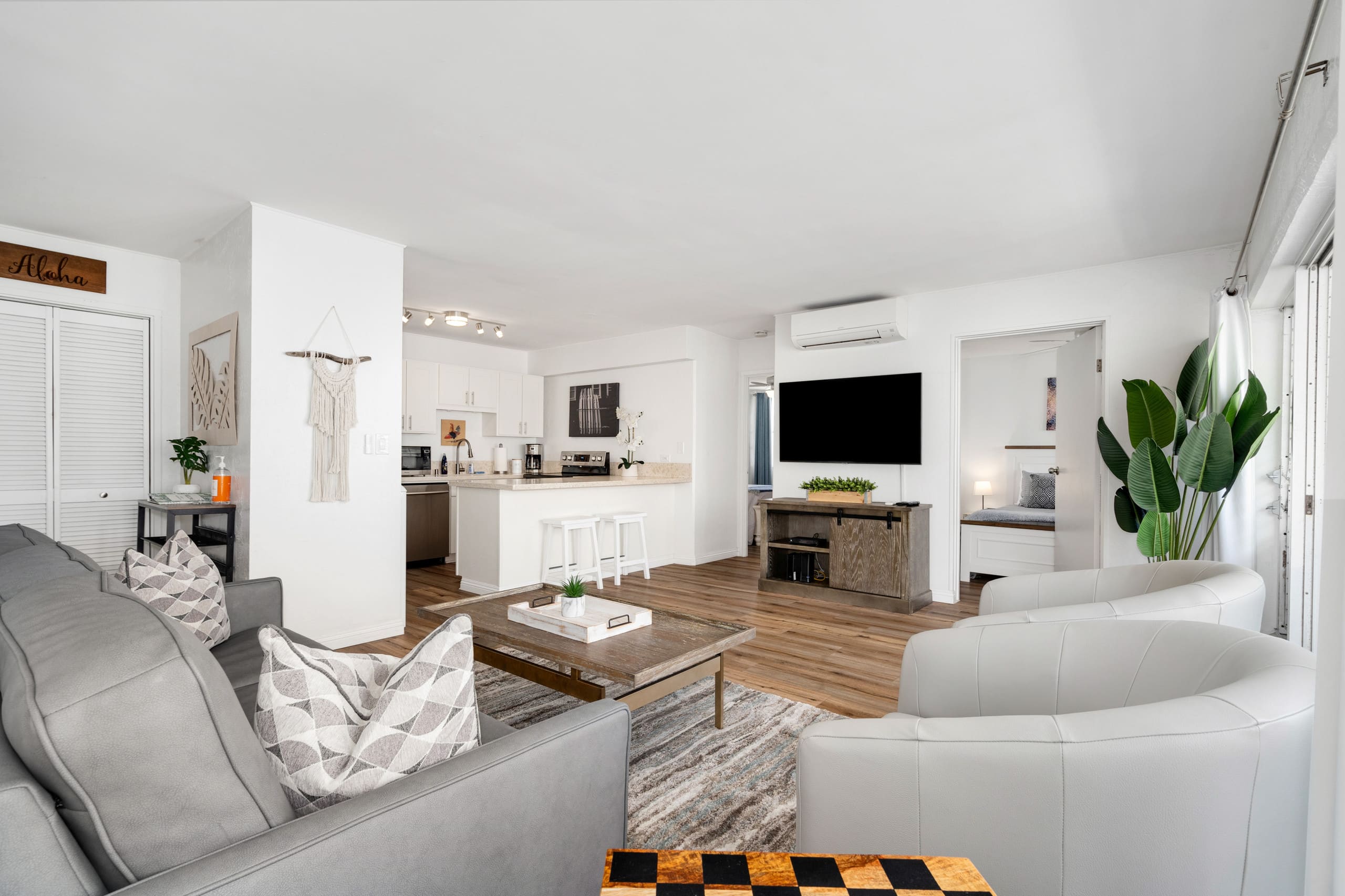 Condo in Honolulu · ★4.83 · 2 bedrooms · 3 beds · 2 baths - Image 2