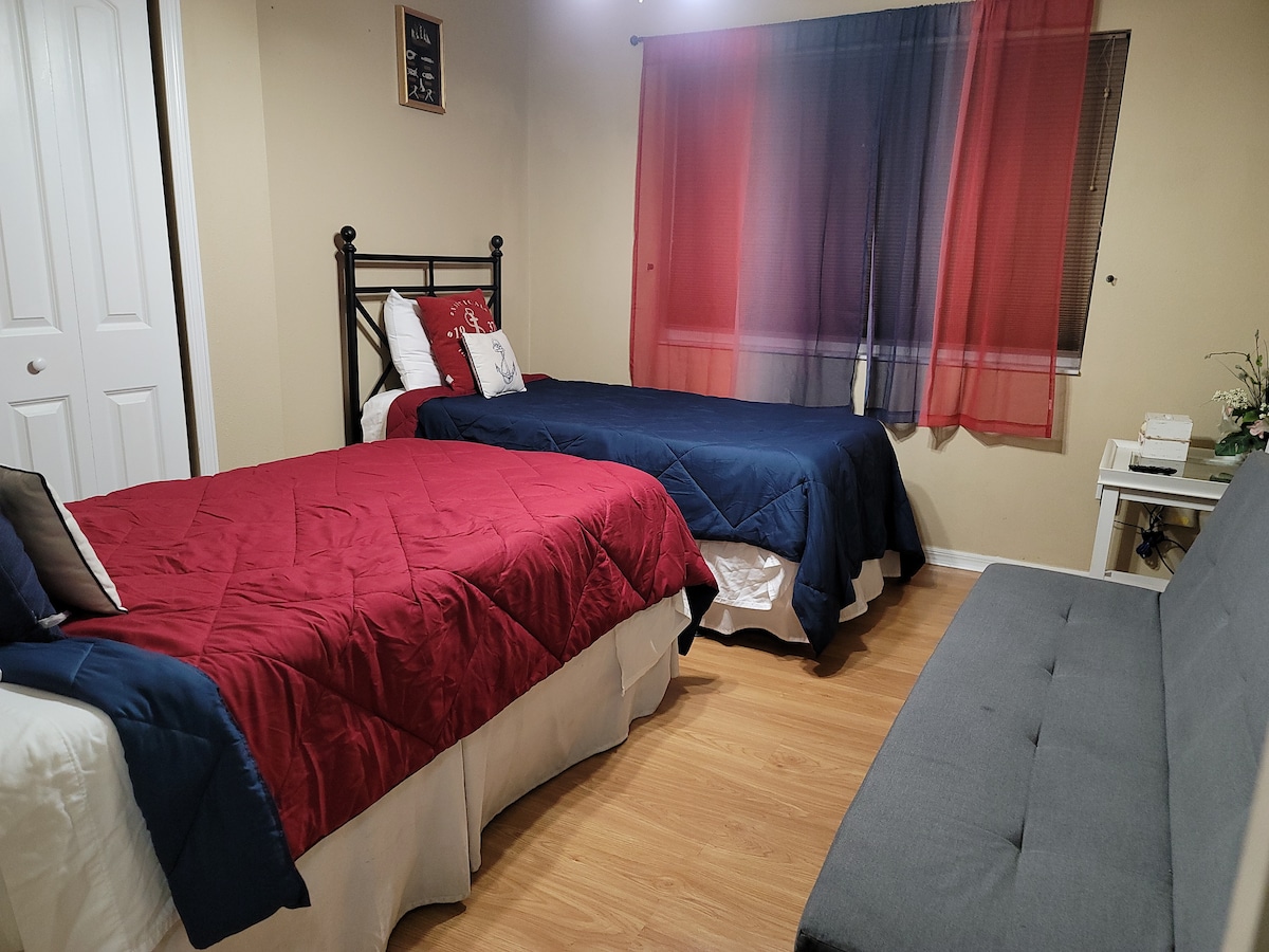 2 camas individuales y futón en la habitación