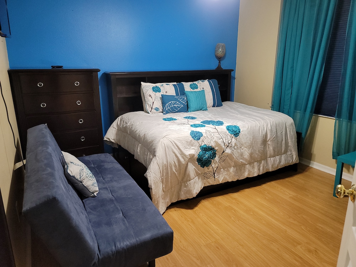 Cama de tamaño completo y futón de quinto dormitorio