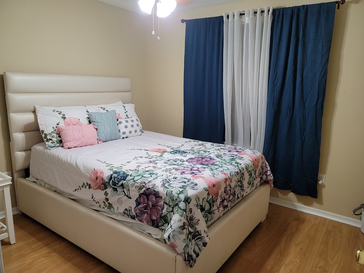 Cama queen en el dormitorio secundario 4