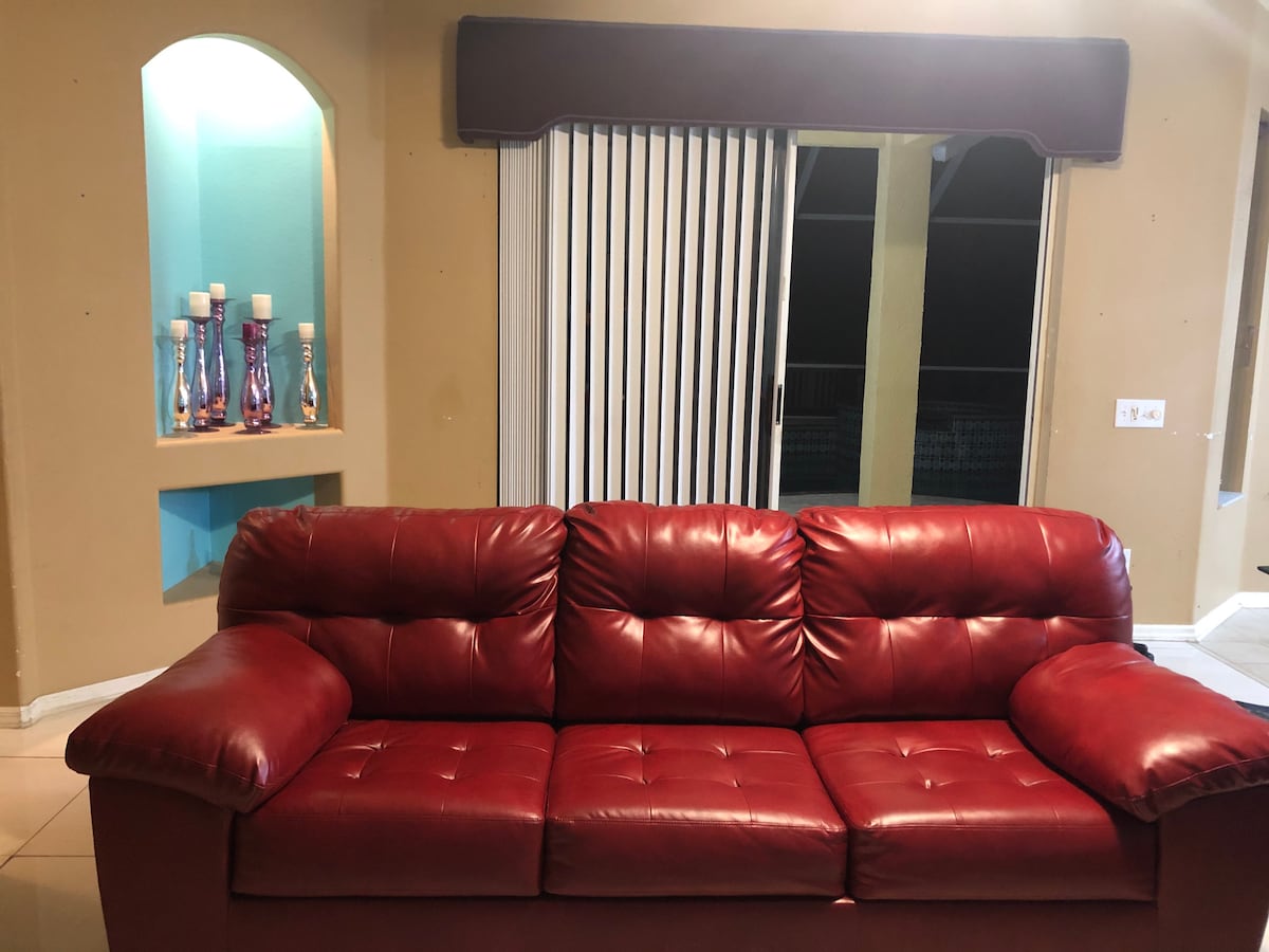 El sofá rojo es un sofá cama.