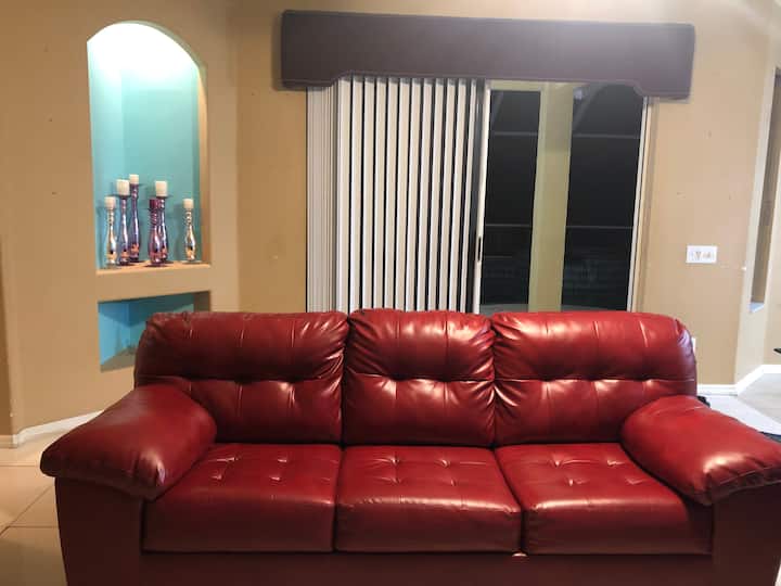 Червеният диван е диван.