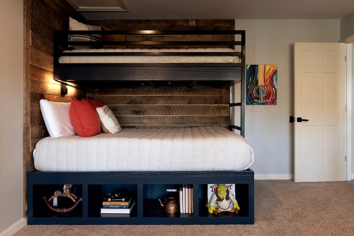 מיטות קומתיים הן לא רק לילדים עם זה!