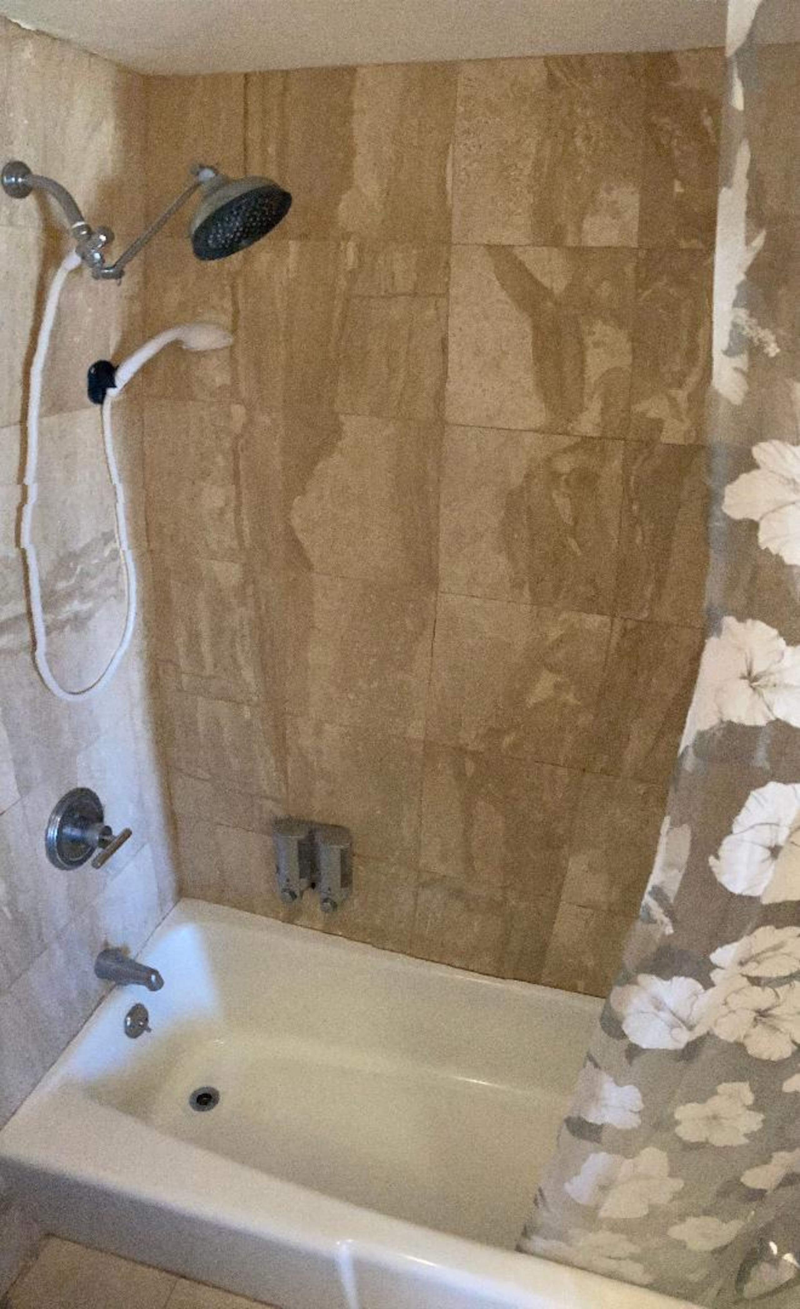 Resort in Honolulu · ★4.73 · Studio · 3 beds · 1 private bath - Image 14