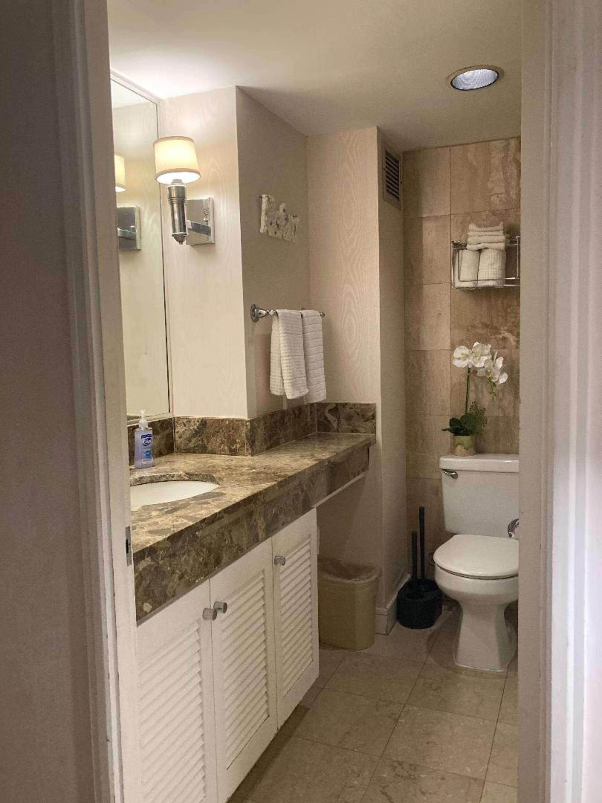 Resort in Honolulu · ★4.73 · Studio · 3 beds · 1 private bath - Image 13