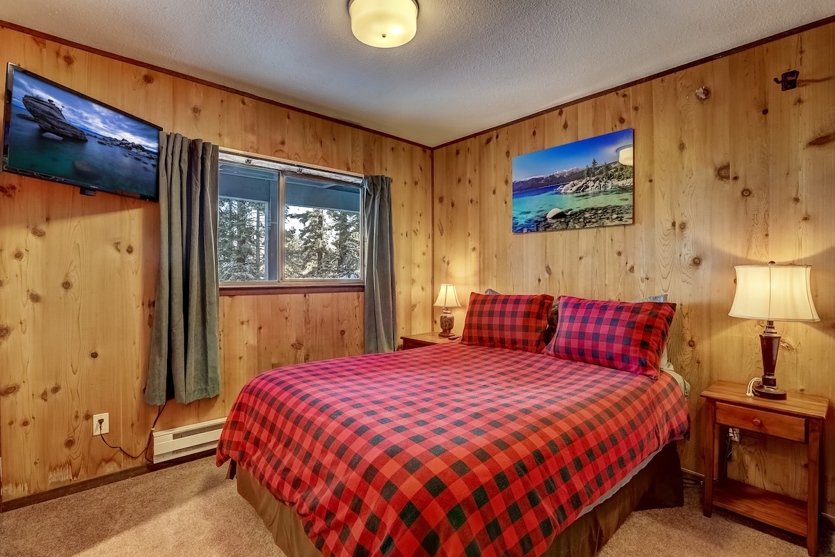 Dormitorio en el nivel inferior con baño privado.