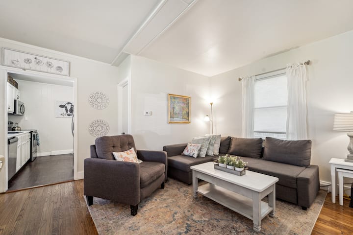 ספת איקאה הופכת למיטה זוגית רחבה - כולל כריות ומצעים. הטלוויזיה החכמה (לא בתמונה) מאפשרת לכם להזרים את הערוצים שלכם.