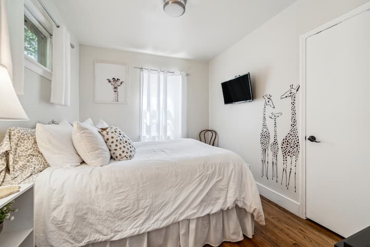 חדר השינה המשני כולל טלוויזיה שנייה והוא נחמד ומואר. המצעים והכריות מפוארים ומזמינים! 