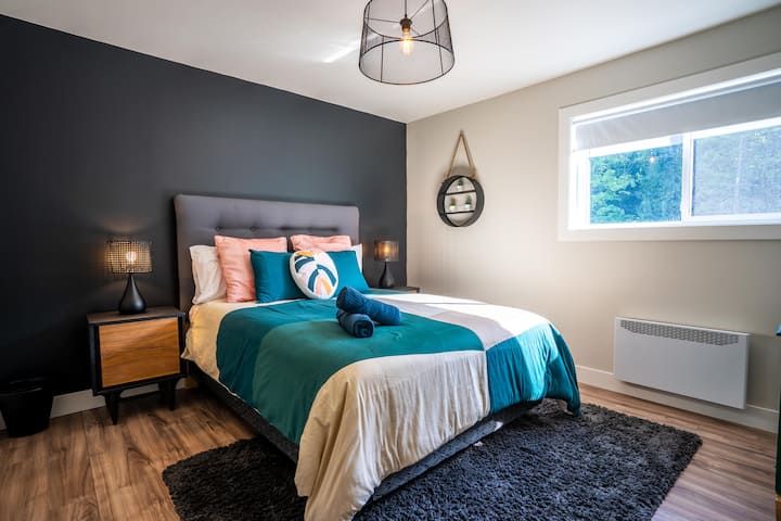 Chumba cha 5 cha kulala, kilicho juu, kina kitanda aina ya queen, meza mbili za zamani na kabati la nguo. Godoro, lenye starehe kama ilivyo katika vyumba vingine vya kulala, linaahidi usingizi wa kupumzika na wa kupendeza.