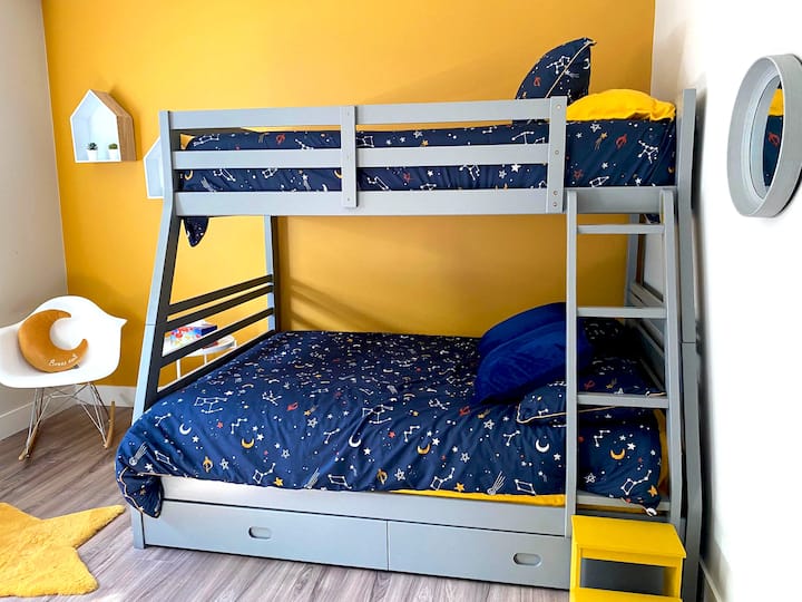 Chumba cha watoto kinapendwa na kitanda cha ghorofa (ghorofa mbili chini, ghorofa moja juu) kwa watoto 3 au wanandoa na mtoto. Inajumuisha kiti cha kutikisa, projekta ya nyota, mto unaobadilika na bustani.