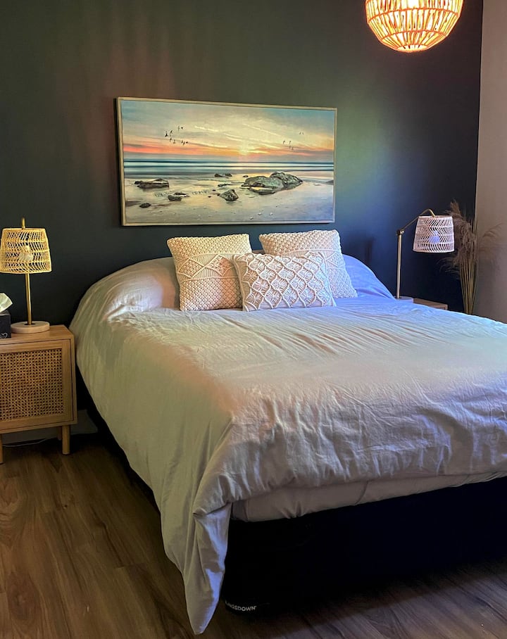 Chumba cha boho kiko kwenye ghorofa ya pili ya nyumba ya shambani, kimepambwa kwa vitu vya asili. Kitanda kina ukubwa wa malkia na kabati zuri la droo 3 limeboreshwa ili kutoa mguso wa kipekee kwenye fanicha. 