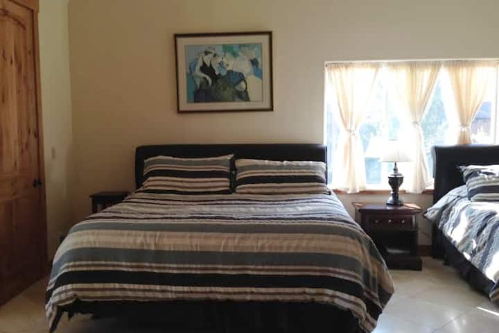 ห้องนอนที่ 3 - เตียงคิงไซส์ 2 เตียงและห้องน้ำเต็มรูปแบบนอนได้ 4 คน