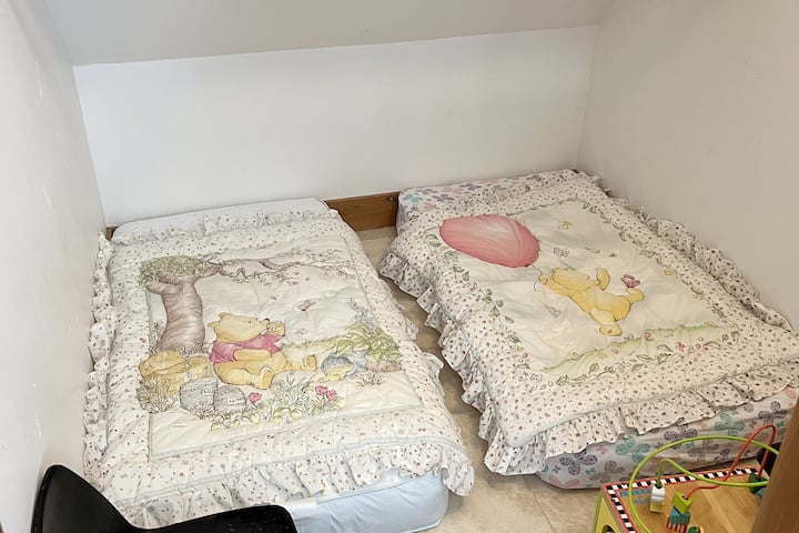 เตียงเด็กเล็ก 2 หลัง