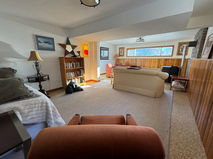 Sala de recreo en la planta baja con chimenea y cama adicional si es necesario.