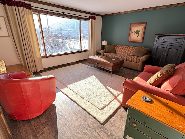 Den (sala de estar #2)- espacio compartido o quinto dormitorio con sofá cama tamaño queen (gran habitación para hacer yoga o estirar o relajarse con un libro...)