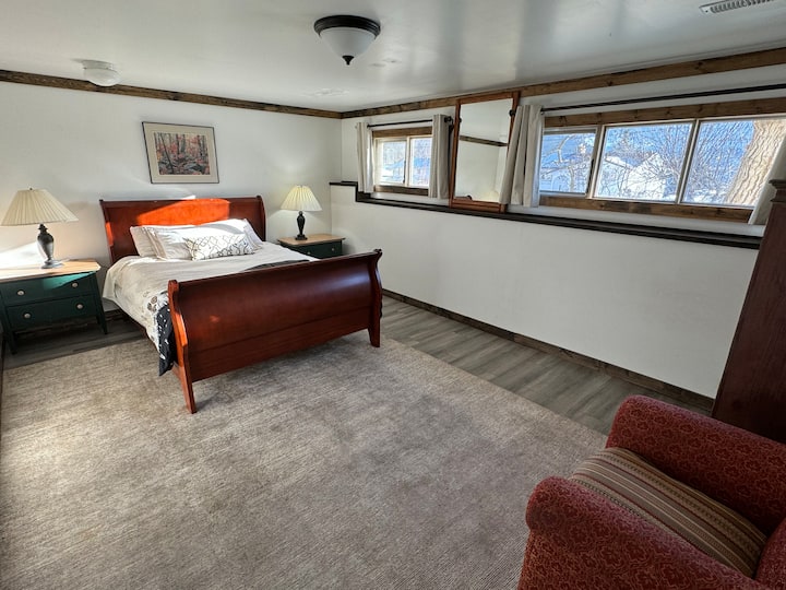 Dormitorio de abajo (#2) con cama Queen