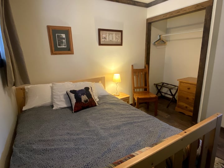 Cama doble en la planta superior (dormitorio #4)