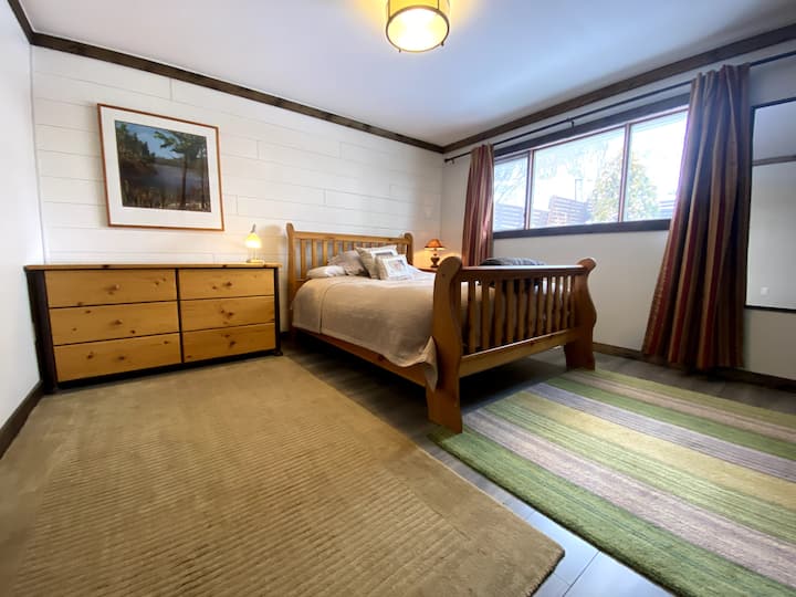 Dormitorio principal con vistas a la terraza trasera privada vallada y al jardín. 