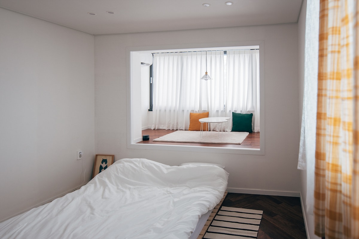 * Izba2
- Posteľ (veľká prikrývka)
- Polička na knihy
- Podlaha s oknami
Klimatizácia namontovaná na stene