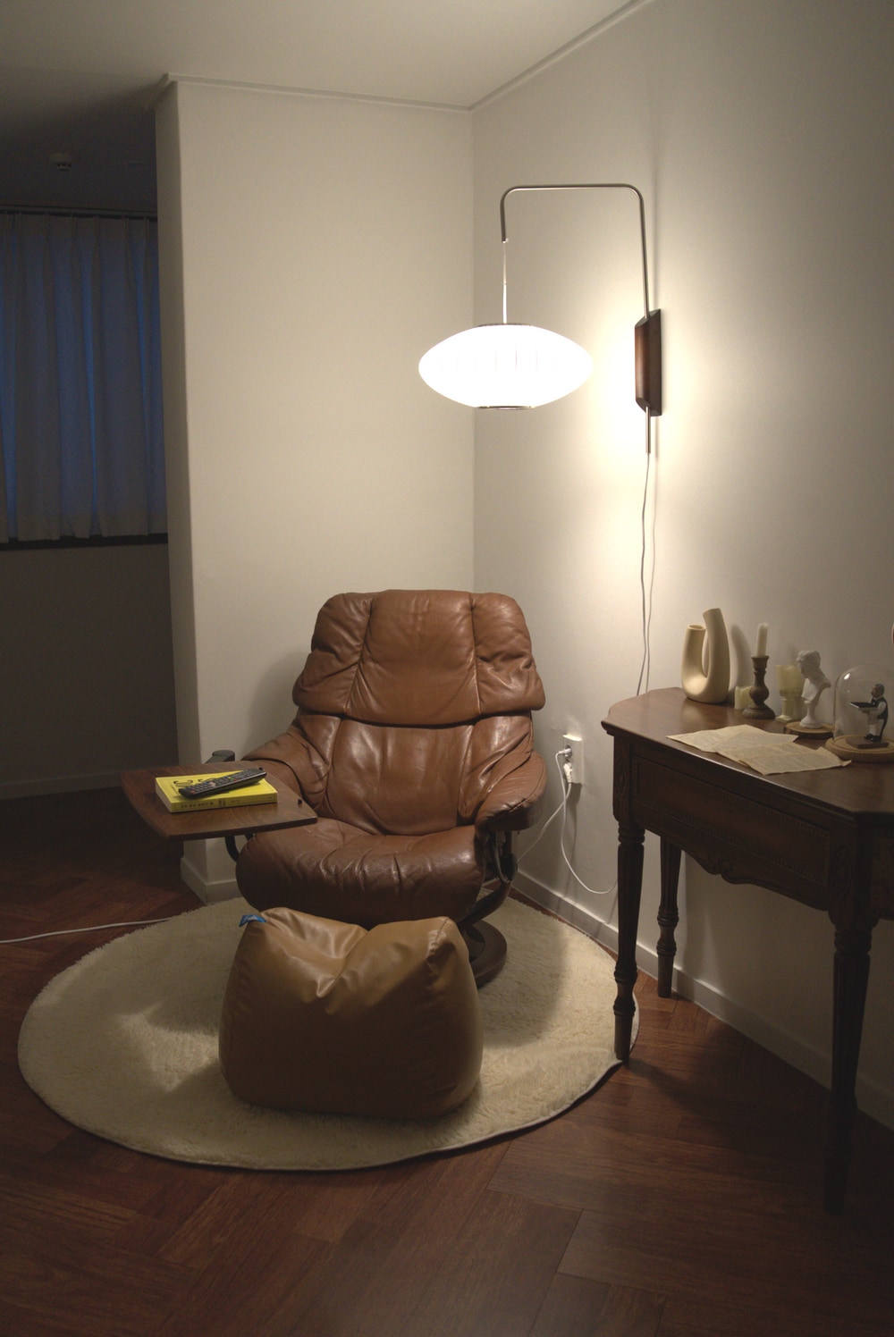 * Izba 1
- Matrac (prikrývka veľkosti Queen),
- Súkromná toaleta
- TV súprava
- Šatníkový stôl
- Rozkladacia pohovka
Klimatizácia namontovaná na stene