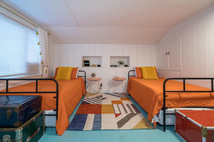 Vitanda vya wageni vya ghorofani vina sehemu 2 za ziada (jumla ya 4) kwa wageni au watoto kulala na nafasi kubwa ya ziada kwa ajili ya michezo. 