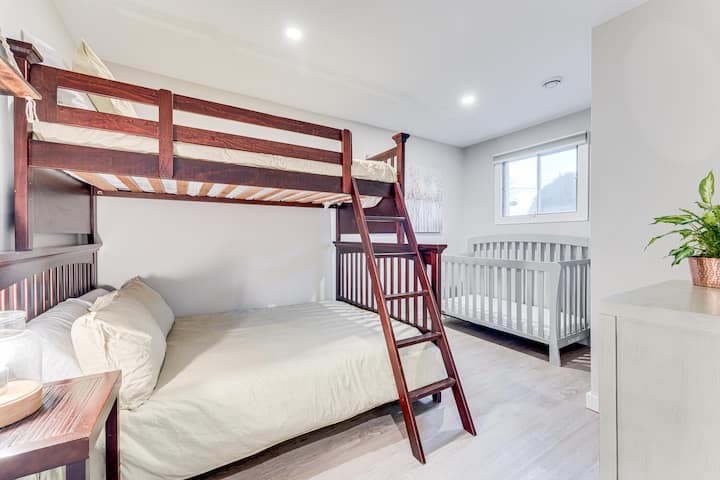 Una litera superior doble, una litera doble inferior y una cuna.