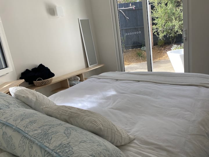 从床上可以看到花园景观。 