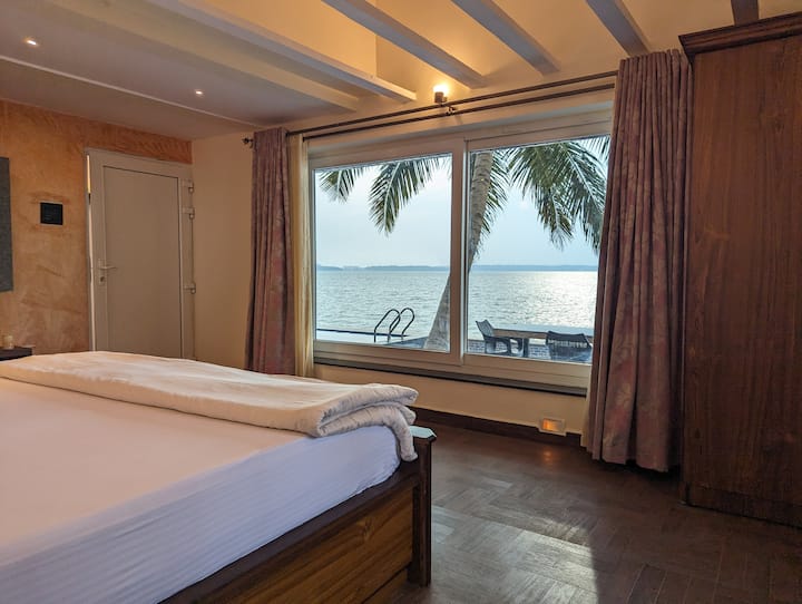 Bedroom 1 image 3