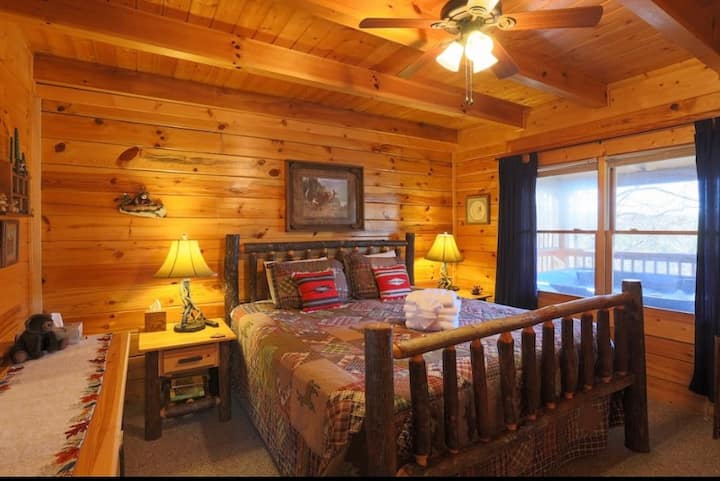 Chumba kikubwa cha kulala na kitanda cha mfalme na ufikiaji wa moja kwa moja wa bafu/ukumbi!