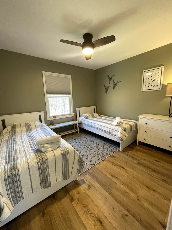 1 od 4 spavaće sobe. Dva odvojena kreveta. Ova se spavaća soba nalazi na glavnoj etaži odmah preko puta kupaonice s WC-om. Dodatni pokrivači/ jastuci nalaze se u ormaru spavaće sobe! 