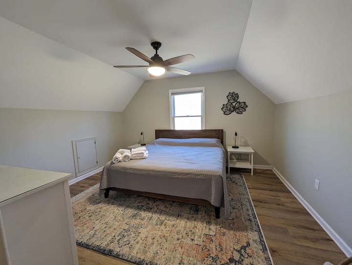 Na katu je primarna spavaća soba s bračnim krevetom, kupaonicom i klima-uređajem/grijanjem.