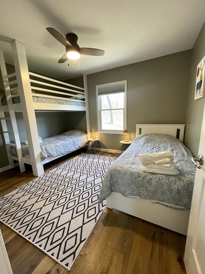 Spavaća soba 2 od 4 uključuje 3 odvojena kreveta. Nalazi se pored 1. spavaće sobe i preko puta kupaonice s WC-om. U ormaru se nalaze dodatni pokrivači i jastuci.