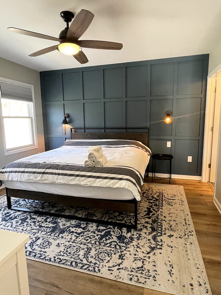 Primarna spavaća soba na glavnom katu s pripadajućom kupaonicom i bračnim krevetom.