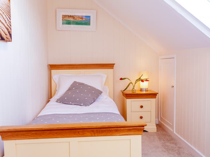 חדר שינה יחיד מואר עם חלון Velux