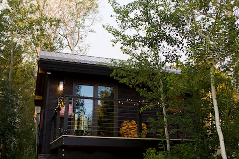 Nordic Cottage on Private Wooded Meadow + Hot Tub
