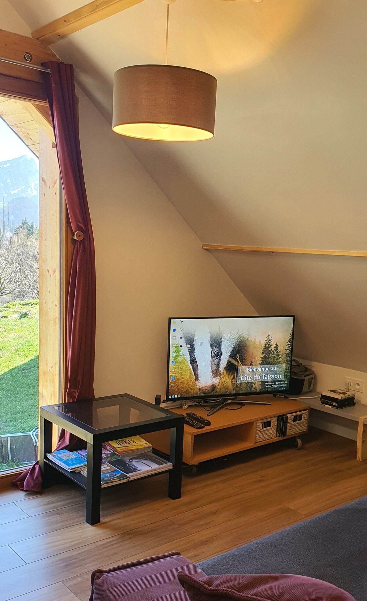 Grootbeeld-tv uitgerust met een computer beschikbaar