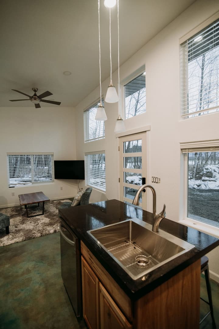 Glacier Chalet Guest House - 2 Bedrooms, 670sf - Wasilla, AK