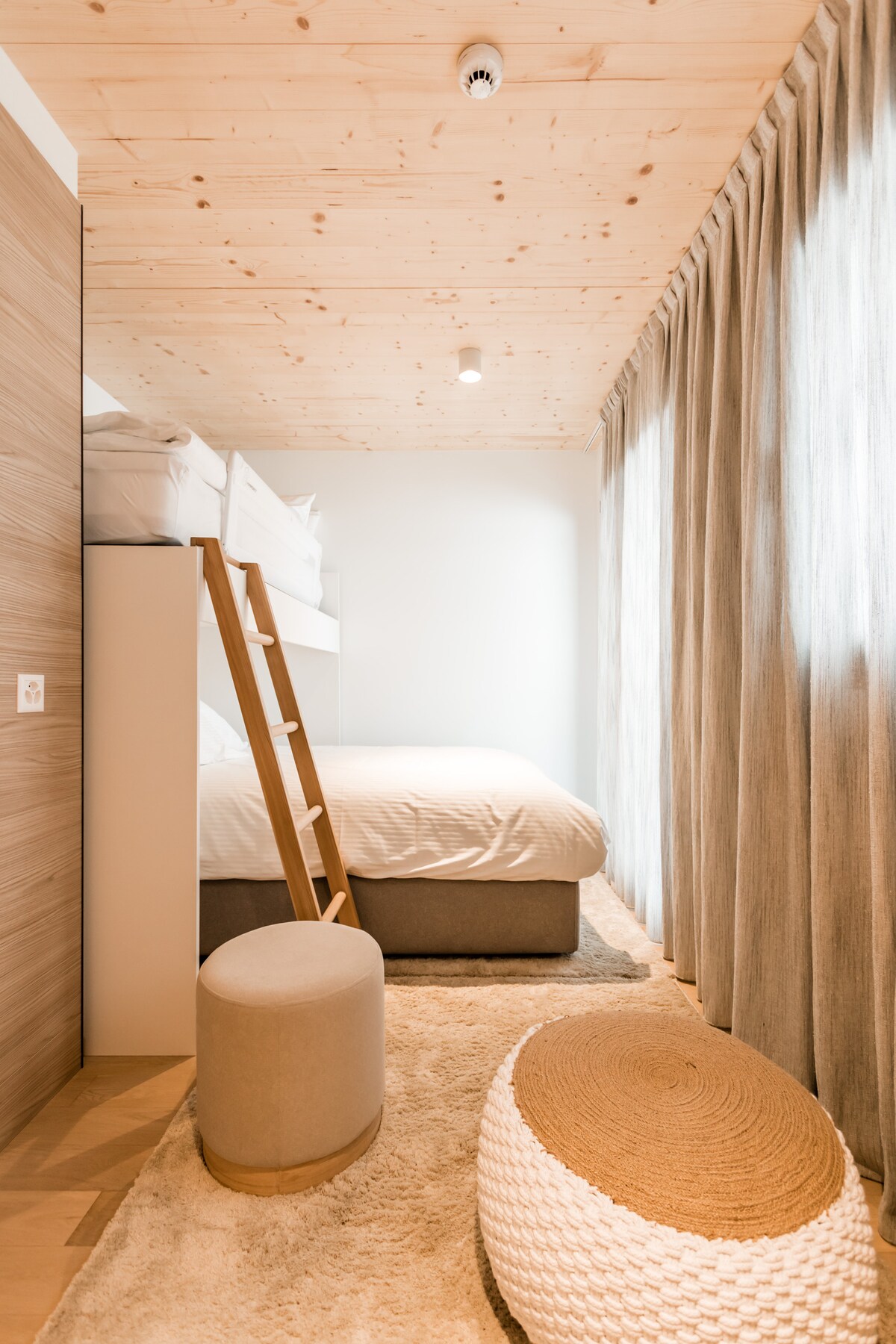 Спална соба со француски кревет и кревет на спрат