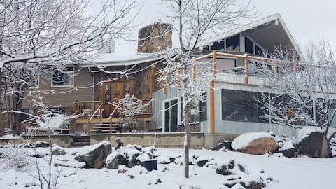 Vista View Mountain Chalet with Hot Tub