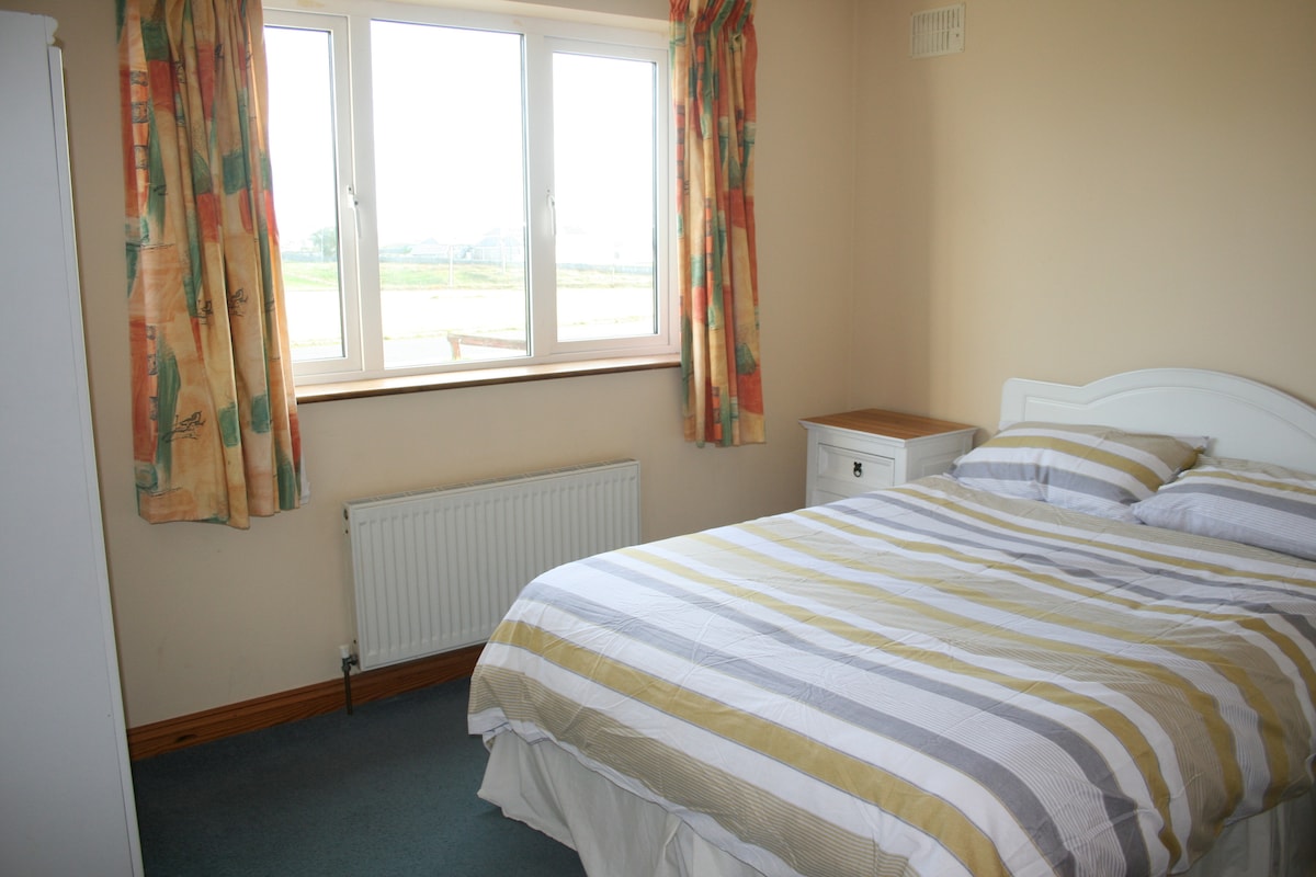 เตียงคู่ห้องนอนชั้นล่างด้านหน้า