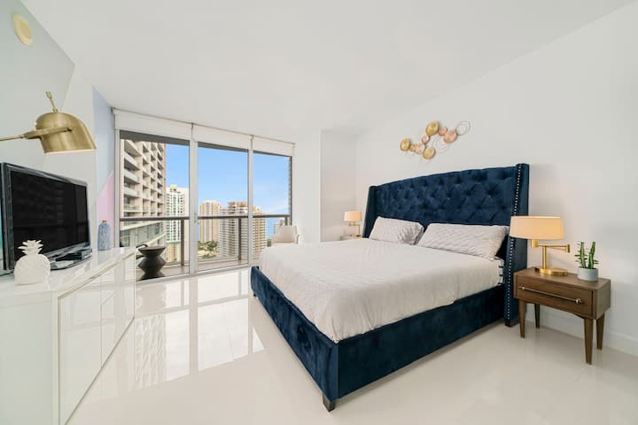 ¡Cama king size y TV de pantalla alta en ambas habitaciones! ¡Disfruta de la comodidad! 